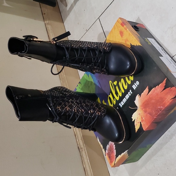 New Italina 4.5 inch black python snake bootie...size 7. - Picture 10 of 13